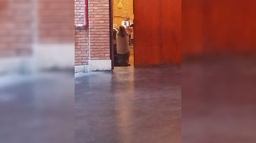 Sacerdote denunciado por abuso fue captado dando misa en el colegio al que asisten las víctimas