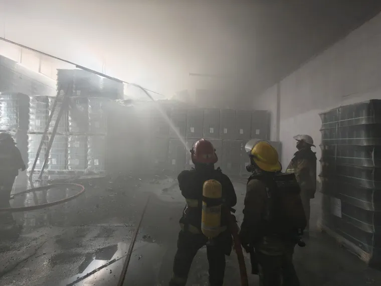 Incendio en Guaymallén: un depósito de botellas sufrió importantes pérdidas y derrumbes