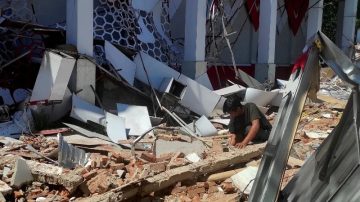 Impresionante: un terremoto de  7,4 “abrió” el suelo en Indonesia
