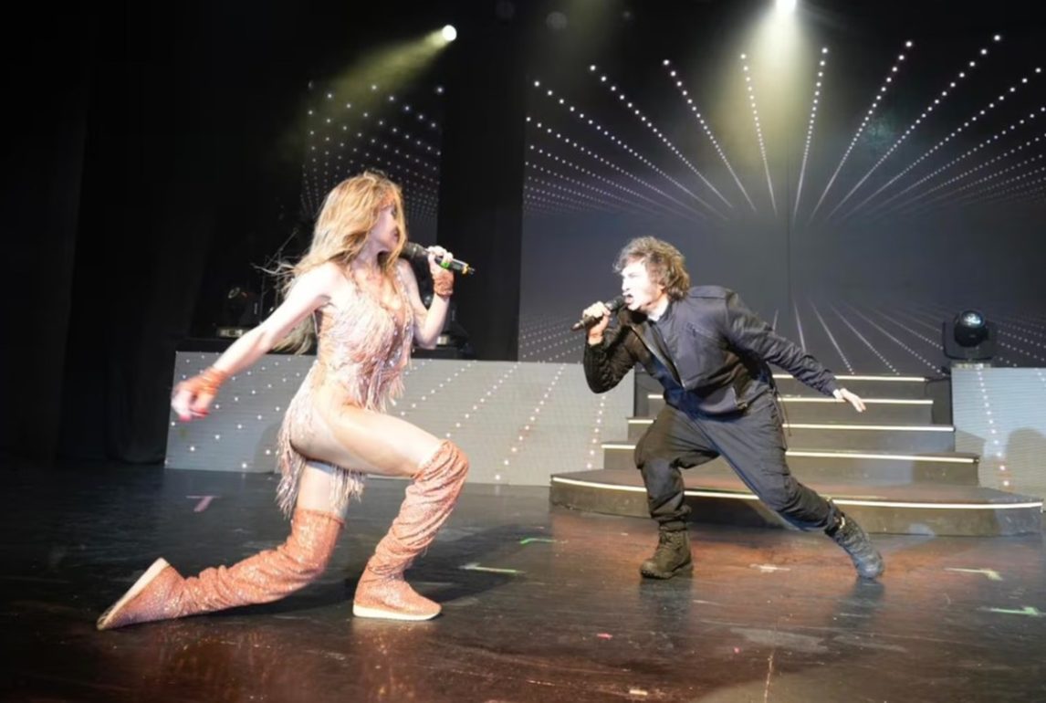 Javier Milei volverá a los escenarios para cantarle a Fátima Flores en un evento organizado por Roberto Piazza