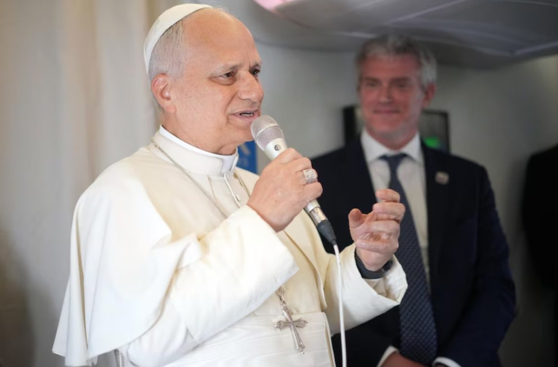 El papa León XIV afirmó que la Iglesia no aprueba la bendición formal de parejas homosexuales