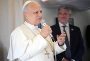 El papa León XIV afirmó que la Iglesia no aprueba la bendición formal de parejas homosexuales