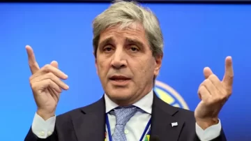 Luis Caputo defendió los créditos hipotecarios para funcionarios y respaldó a Adorni