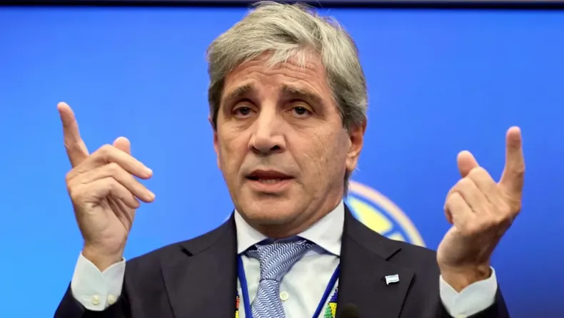 Luis Caputo defendió los créditos hipotecarios para funcionarios y respaldó a Adorni