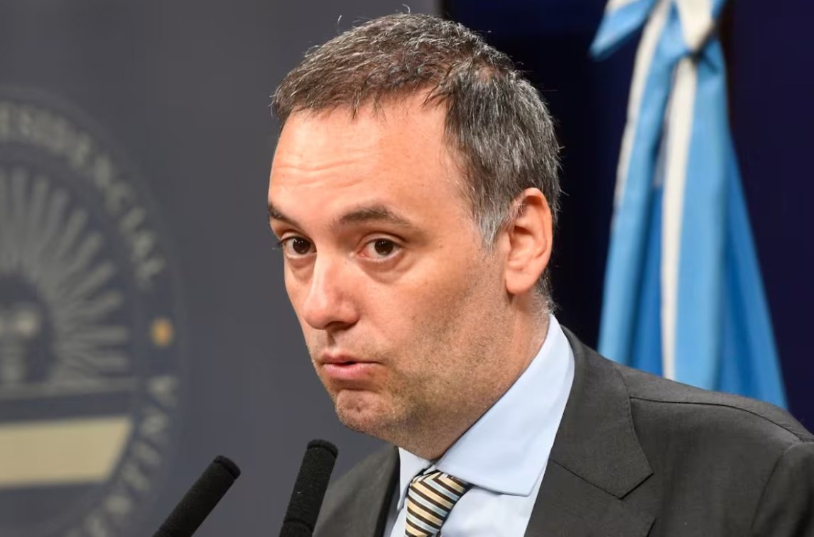 Manuel Adorni y la sombra de los antecedentes familiares: patrimonio, viajes y el pasado de su madre en la función pública