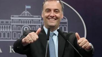 Una de las jubiladas que financió a Adorni había pedido un subsidio de $60 mil en 2025