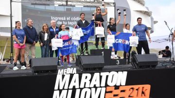 La maratón MiJoVi 2026 tuvo un excelente marco de atletas frente al estadio Madre de Ciudades