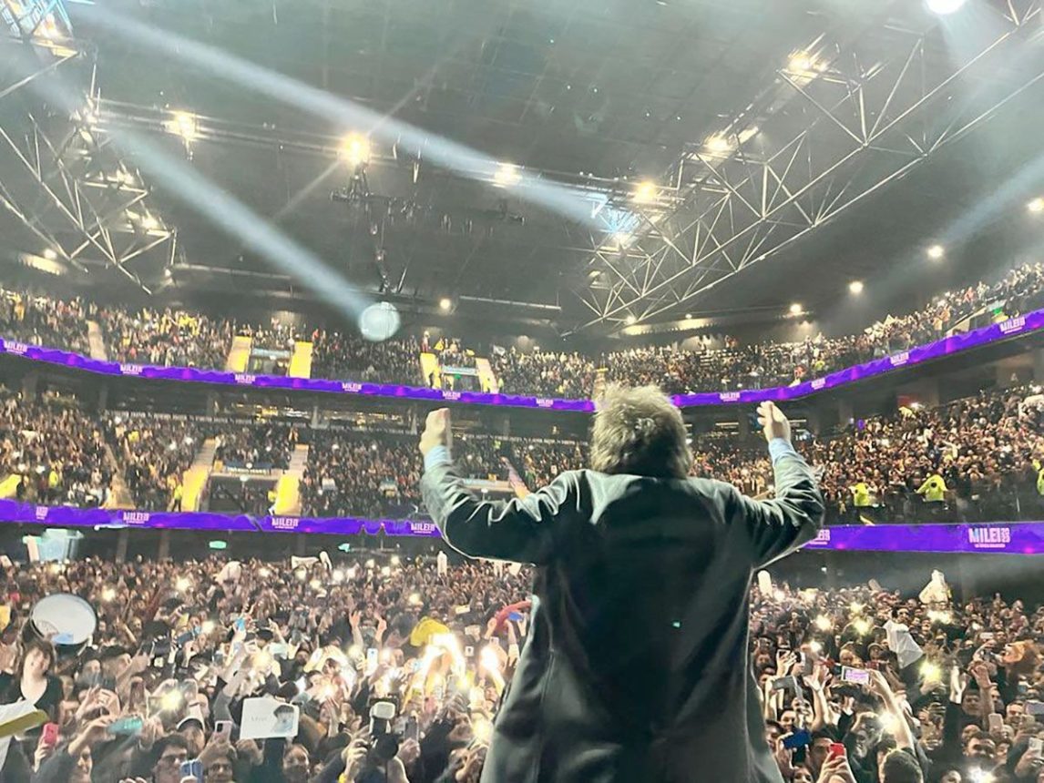 Denuncian que la droguería de las coimas de Discapacidad pagó el acto de Milei en el Movistar Arena