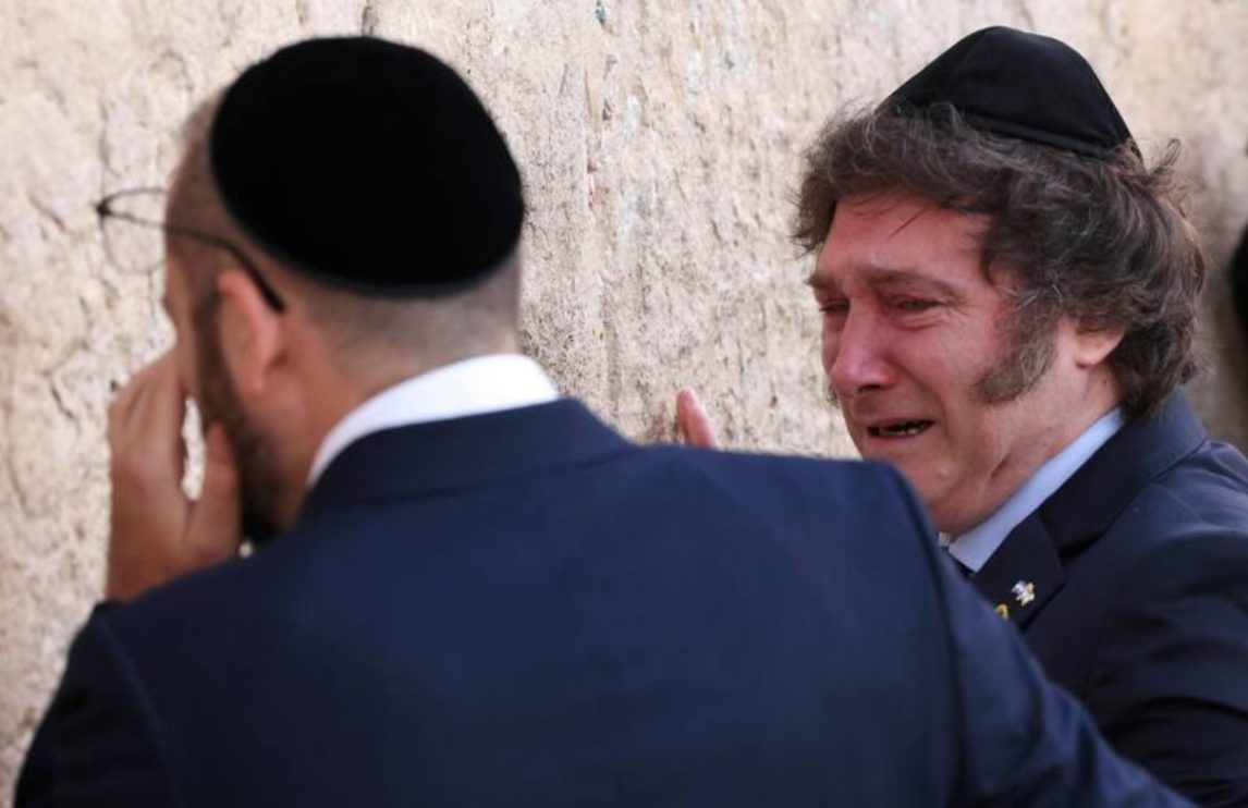 Javier Milei llegó a Israel y lloró en el Muro de los Lamentos