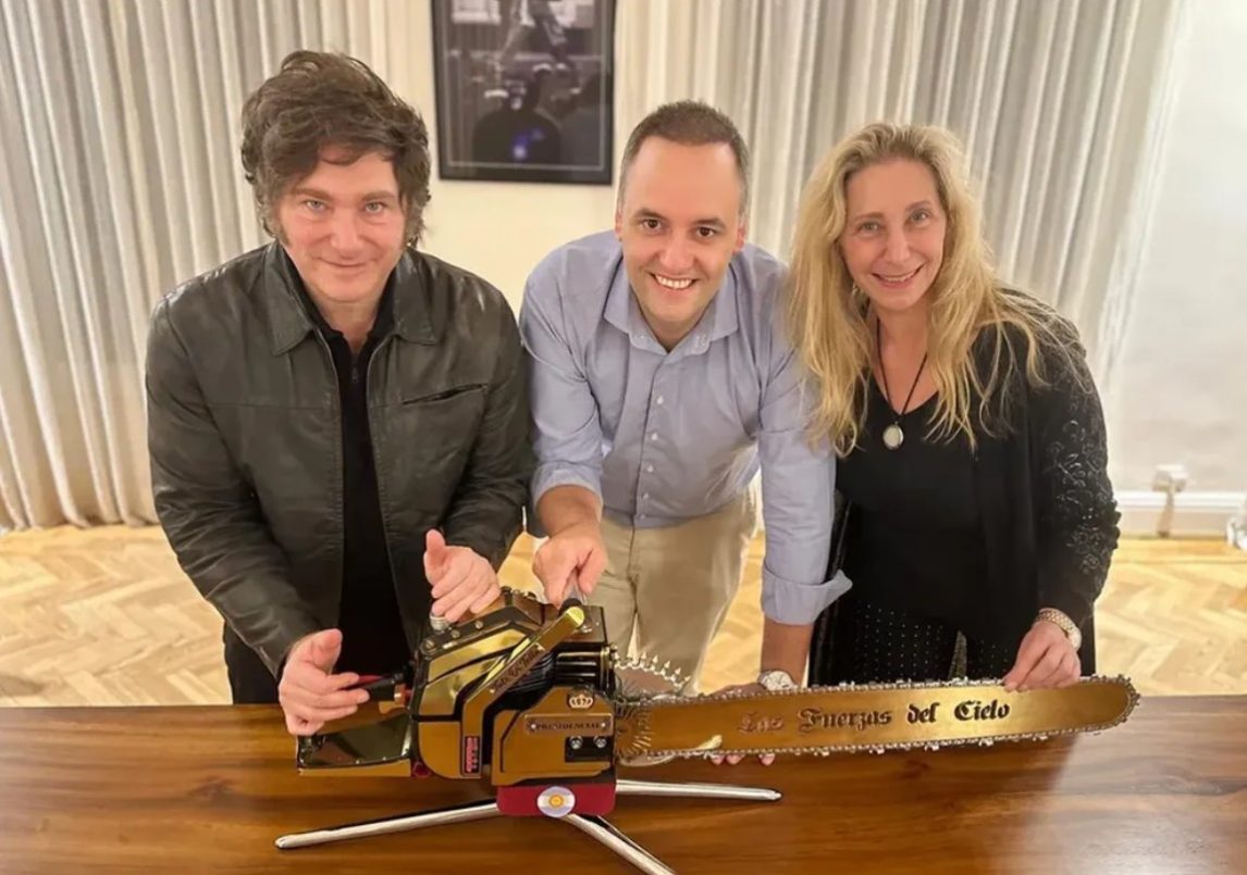 A través de un decreto de Javier Milei, Manuel Adorni y el resto de los ministros duplicaron sus sueldos