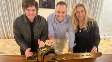 A través de un decreto de Javier Milei, Manuel Adorni y el resto de los ministros duplicaron sus sueldos