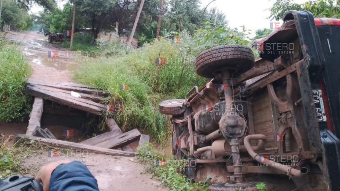 Monte Quemado: un hombre trató de cruzar por un paso no permitido y acabó con su auto dentro del canal