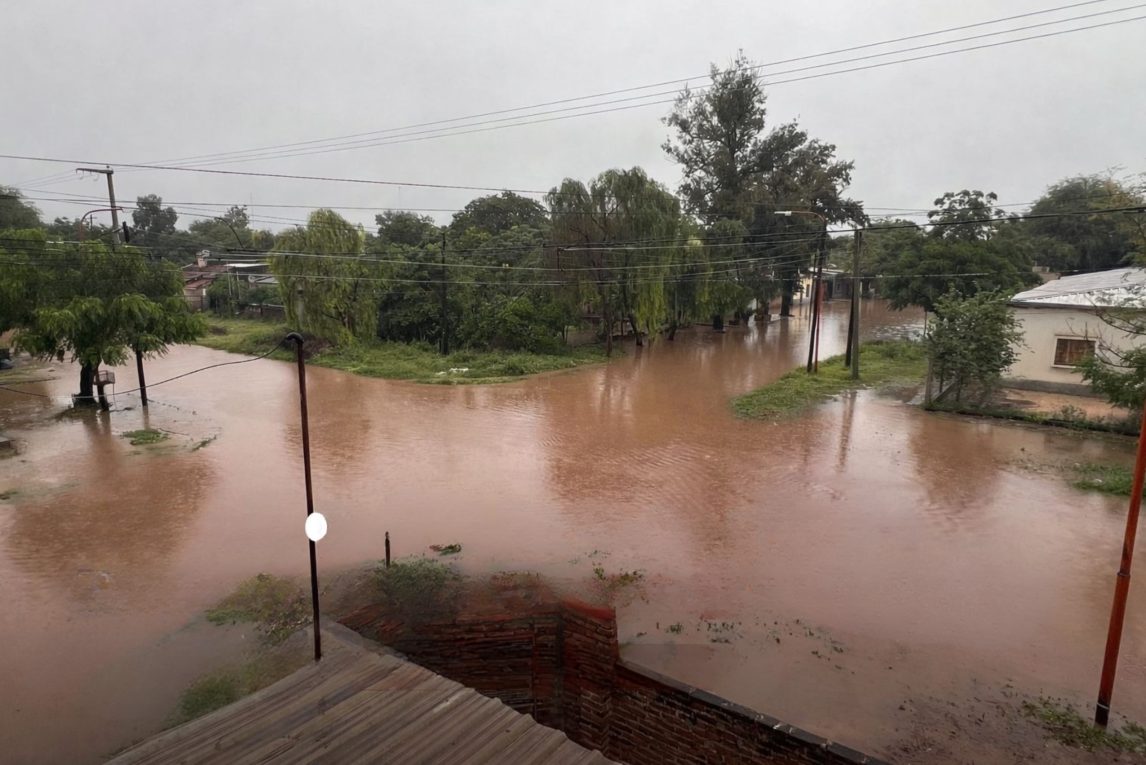 Fuerte temporal en Monte Quemado dejó calles anegadas