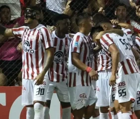 Deportivo Riestra recibe a Instituto en un cruce clave por los playoffs