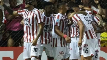 Deportivo Riestra recibe a Instituto en un cruce clave por los playoffs