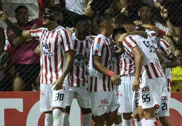 Deportivo Riestra recibe a Instituto en un cruce clave por los playoffs