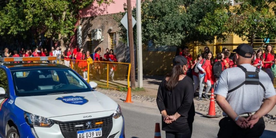 Amenazas escolares tendrán consecuencias: padres deberán pagar los operativos policiales