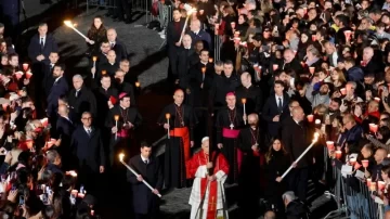 El Papa León XIV conmovió al mundo: cargó la cruz en el Coliseo y lanzó un fuerte mensaje contra la guerra