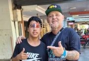 El cantante de cumbia “El Pepo” sorprendió a los feligreses del Vía Crucis en bicicleta y moto
