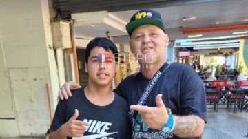 El cantante de cumbia “El Pepo” sorprendió a los feligreses del Vía Crucis en bicicleta y moto