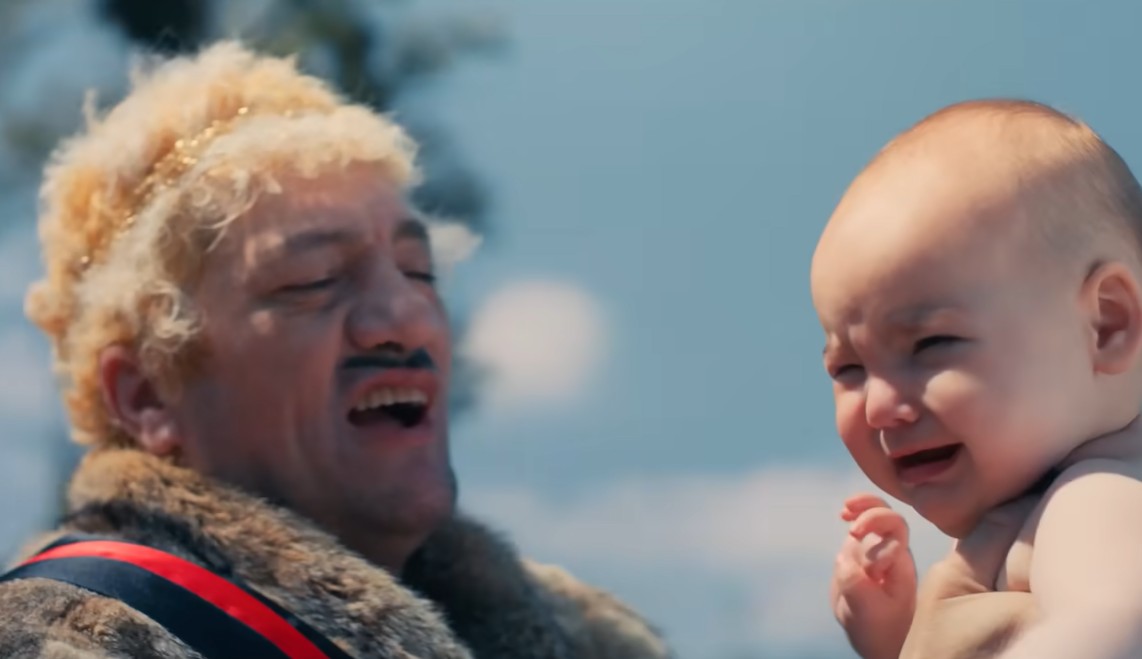 Pity Álvarez presentó su nueva canción, “Lejos de ser” con un intento de atentado al presidente