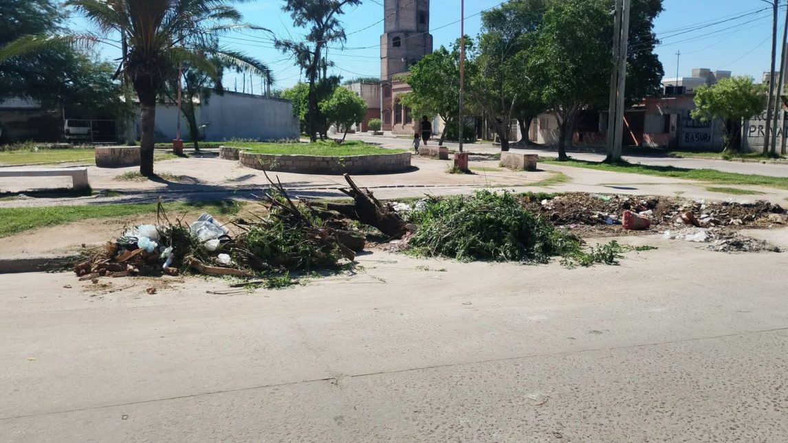 Preocupación vecinal por el abandono y la acumulación de basura en una plaza del barrio Sarmiento