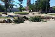 Preocupación vecinal por el abandono y la acumulación de basura en una plaza del barrio Sarmiento