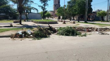 Preocupación vecinal por el abandono y la acumulación de basura en una plaza del barrio Sarmiento