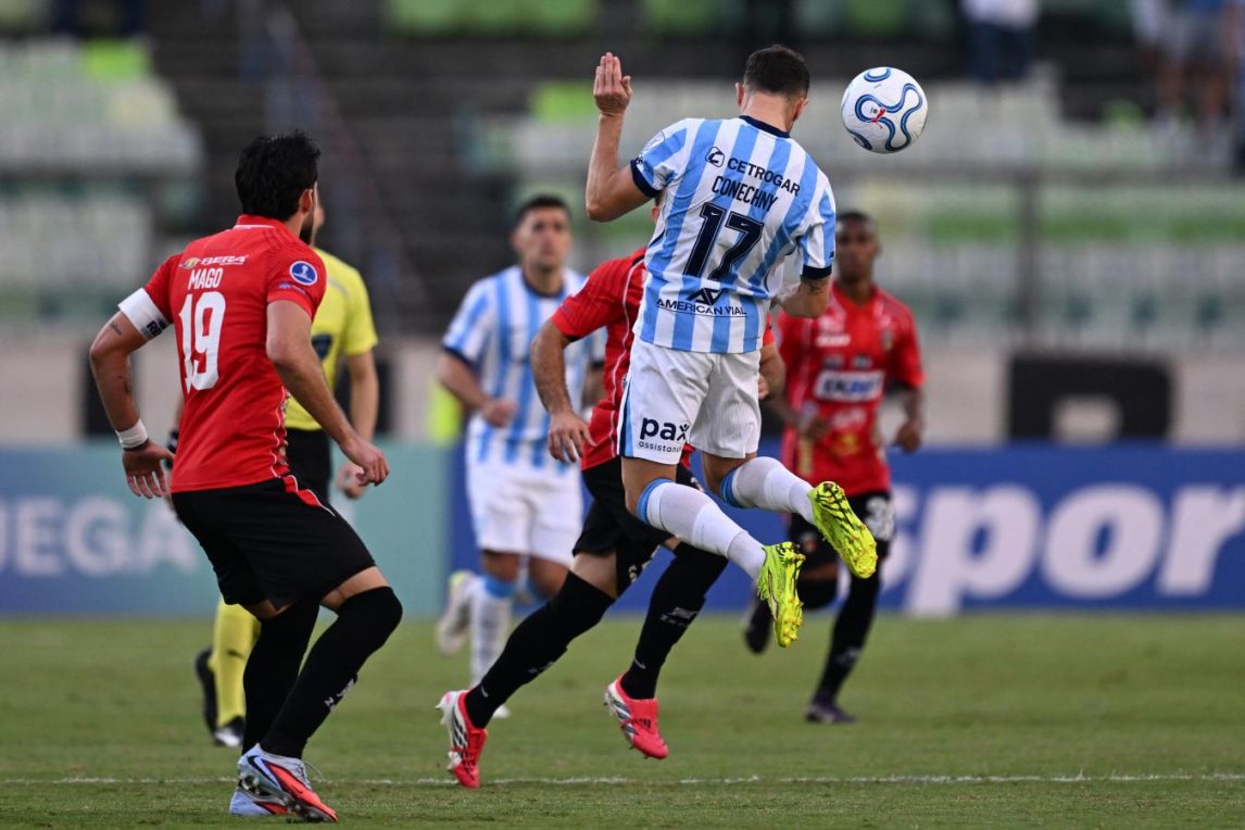 Racing empató con Caracas y quedó relegado en su grupo