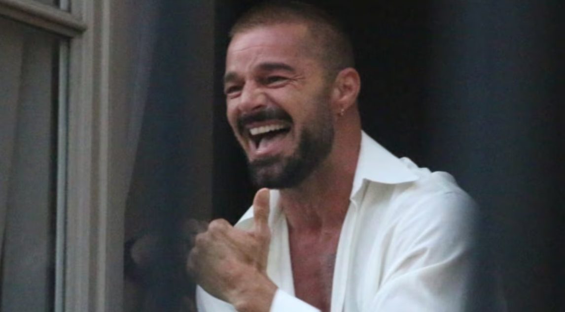 Ricky Martin hizo delirar a sus fans saliendo al balcón para saludar a sus fans