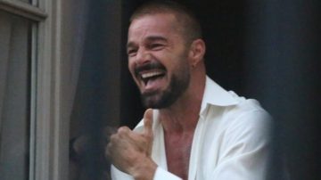 Ricky Martin hizo delirar a sus fans saliendo al balcón para saludar a sus fans