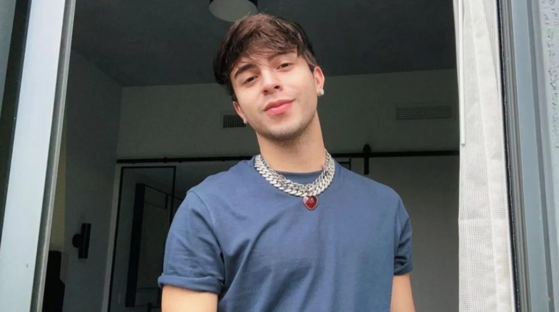 Así es la casa de Rusherking: lujo moderno, piscina iluminada y espacios de producción