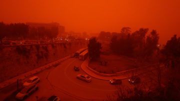 Tormenta extrema y polvo del Sahara golpean Grecia y dejan un muerto y serios daños