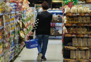 Las ventas en supermercados siguen en picada y los shoppings profundizan su baja