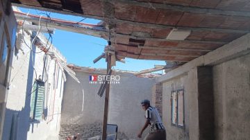 B° Francisco de Aguirre: un albañil se quebró la pierna al caer de un techo que se derrumbó