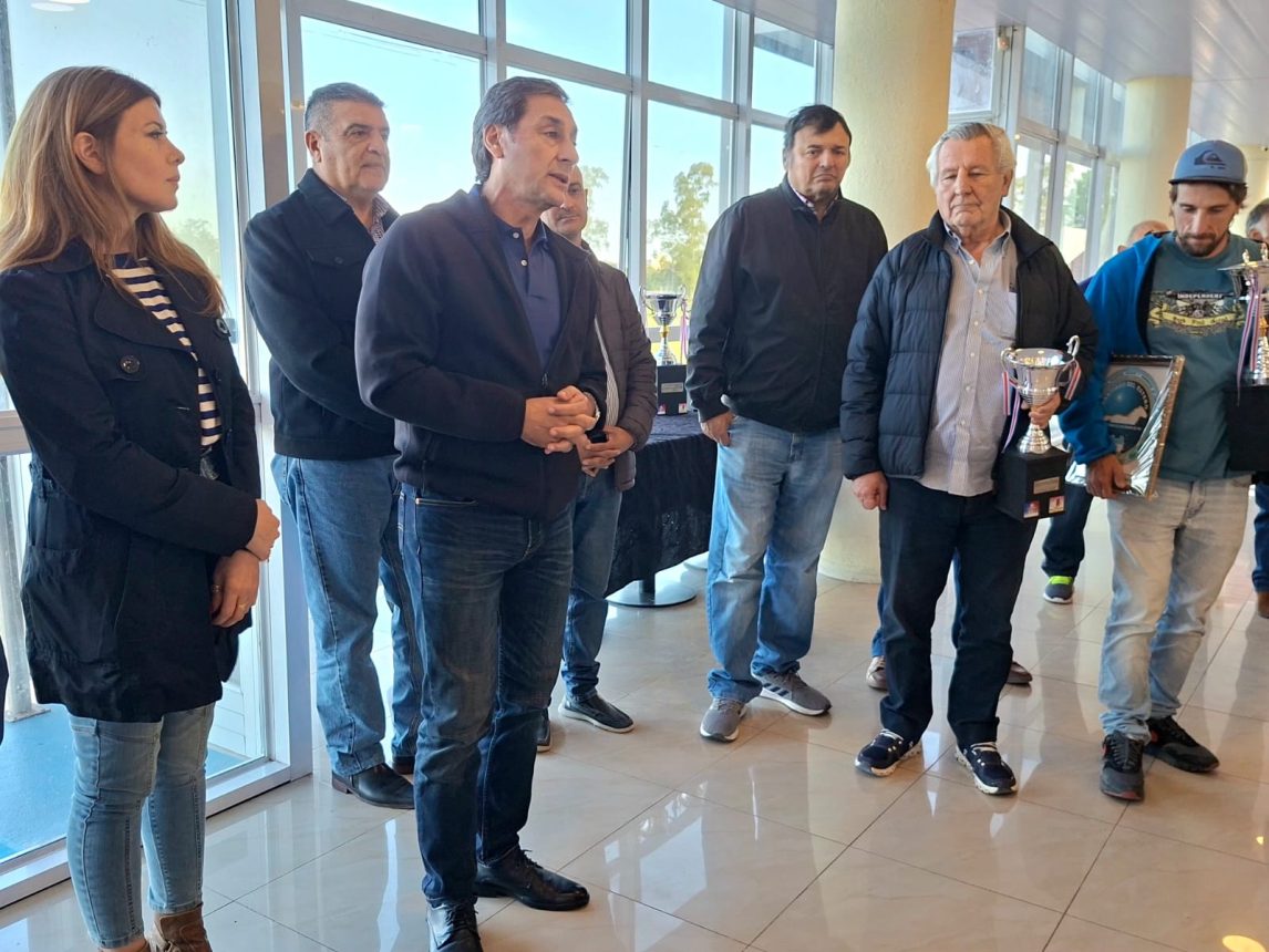 Silva Neder entregó el premio al ganador del clásico Autonomía Provincial en el Hipódromo 27 de Abril