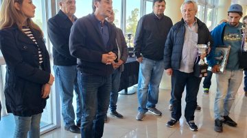 Silva Neder entregó el premio al ganador del clásico Autonomía Provincial en el Hipódromo 27 de Abril