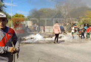 AHORA | Vecinos del barrio El Tabique cortaron la calle en reclamo de una cloaca rota hace meses
