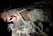 Se quedó sin frenos y volcó con un camión cargado de algodón sobre la Ruta 11