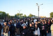 FOTOS | Los fans de Airbag ya copan el playón del “Madre de Ciudades” para un show inolvidable en Santiago del Estero
