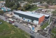 Miles de personas hicieron fila bajo la lluvia por 60 puestos de trabajo en un frigorífico
