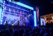 Decenas de turistas disfrutan del show musical de apertura de temporada en Las Termas