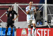 Gremio goleó a Riestra y complicó su futuro en la Sudamericana