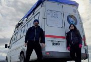 La pareja viajera que llegó a Monte Quemado tras cuatro años de aventura por Sudamérica