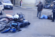 Un joven terminó en el pavimento luego de un accidente entre motocicletas