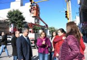 La intendente Norma Fuentes supervisó la instalación de nuevos semáforos en la esquina de Sáenz Peña y Córdoba