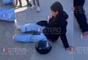 Una motociclista derrapó tras esquivar un perro en el barrio Mama Antula