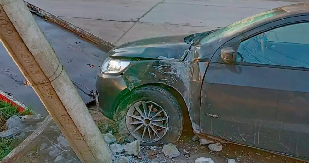 Conductor perdió el control de su auto y terminó chocando contra una columna