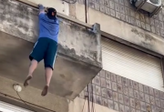 Drogado, se peleó con su novia y cayó desde un cuarto piso sobre un patrullero