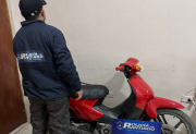 Una mujer entregó a la policía la moto que su hijo robó y escondió en su casa